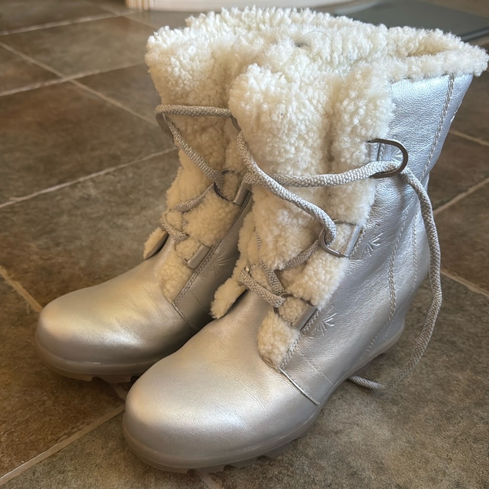 LIKE NEW! Disney Sorel Snow Boots